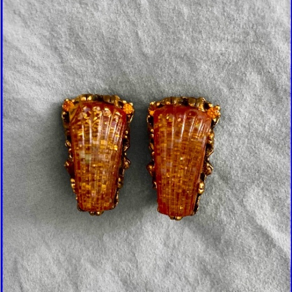 Vintage Clip on earrings.